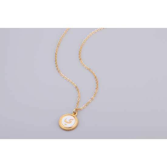 Golden pendant with insertion of a pearly shell medallion decorated with the letter “Yâ”ي